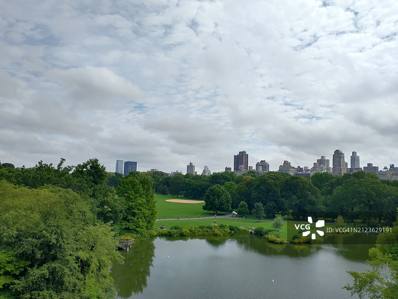 纽约湖畔建筑景观，美国图片素材