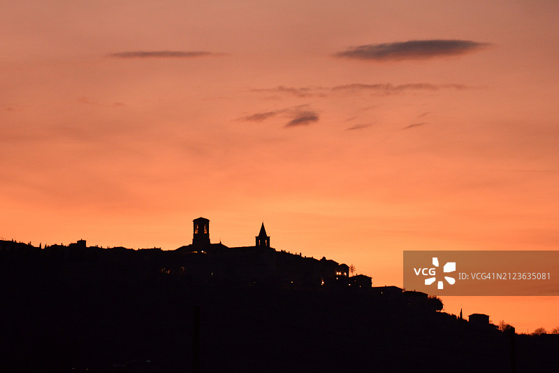 日落时建筑物映衬天空的剪影图片素材