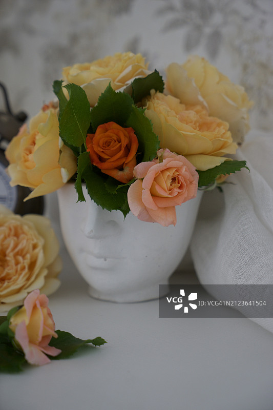 桌子上花瓶里的玫瑰特写图片素材