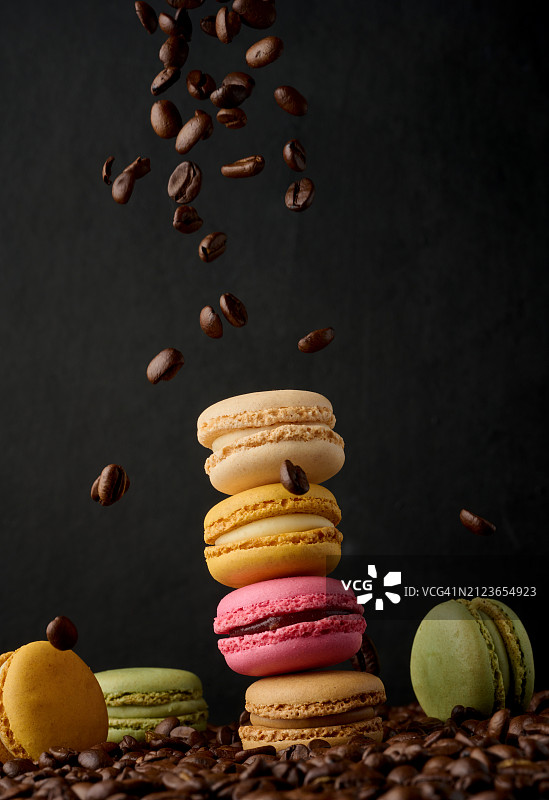 桌子上马卡龙特写，黑色背景图片素材