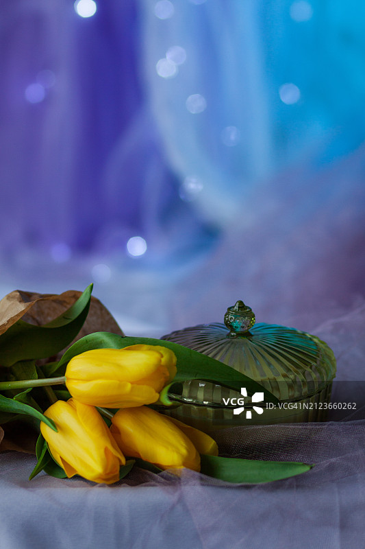 桌上鲜花特写图片素材