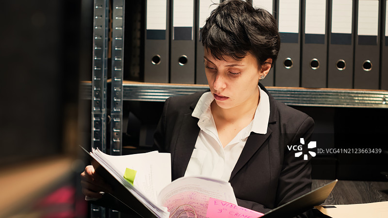 商人坐在办公室里看书图片素材