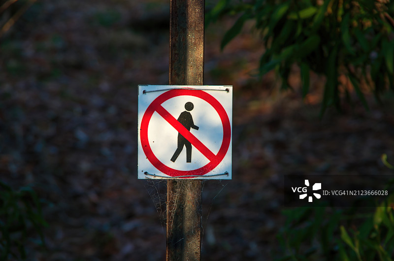 连接到钢柱的禁止驶入符号标志图片素材