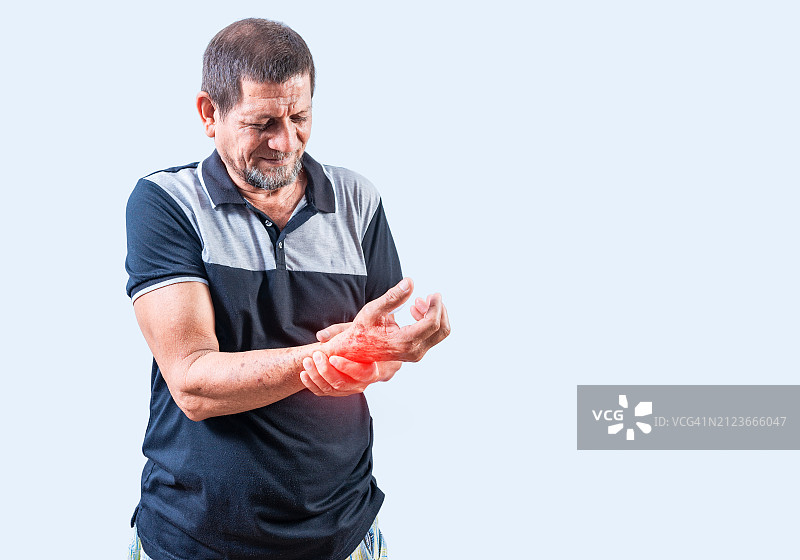 男人清洁脏手，白色背景，尼加拉瓜马那瓜图片素材