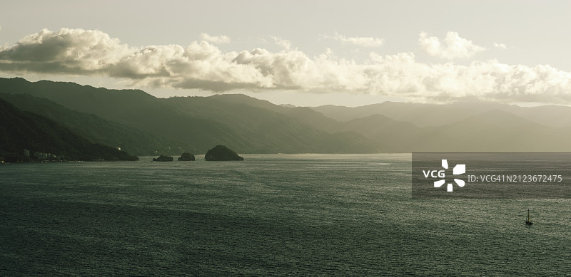 海、山的美景映着天空图片素材