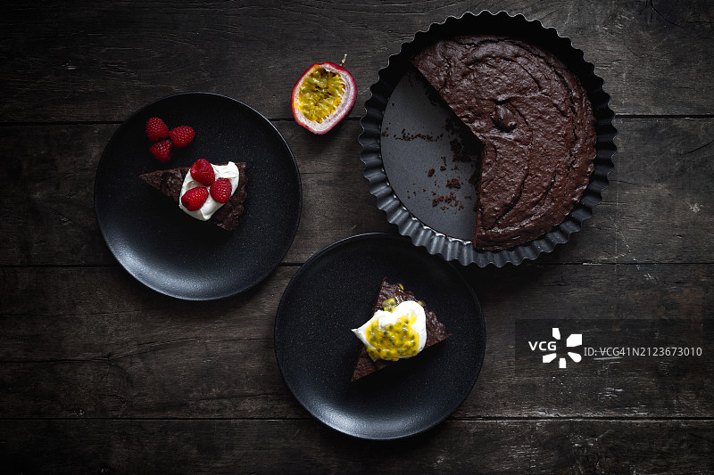 桌上盘中甜点俯视图图片素材