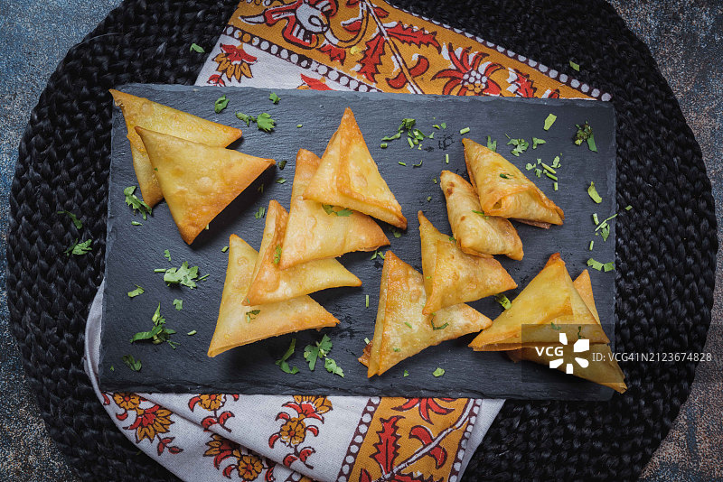 餐桌上盘子里食物的高角度视角图片素材