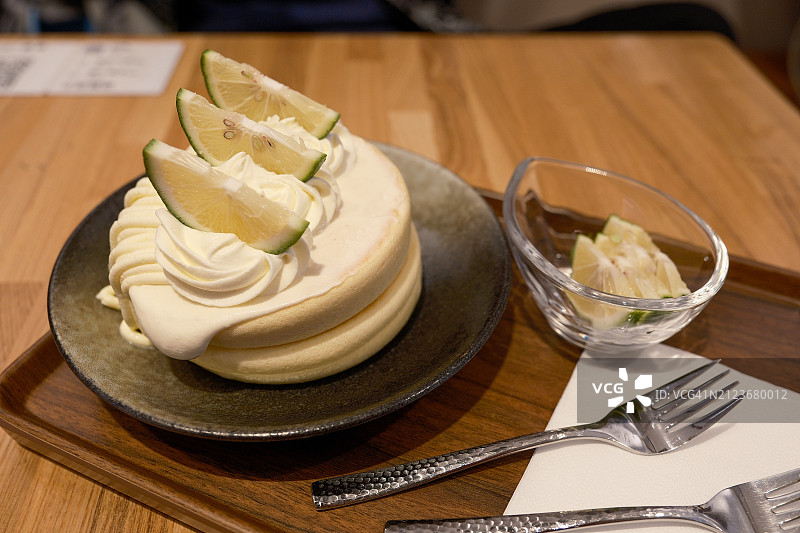 桌子上蛋糕的特写图片素材