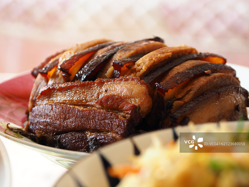 餐桌上盘子里肉的特写图片素材