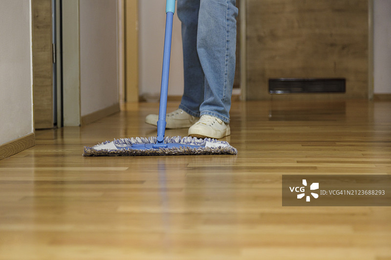 用拖把清洁地板图片素材