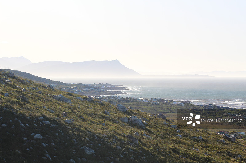 湛蓝的天空衬托着美丽的海景图片素材