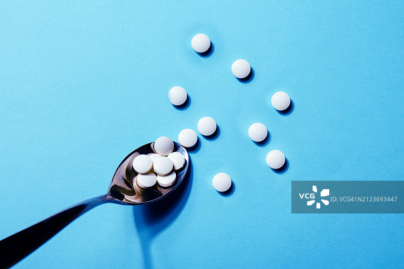 桌子上的勺子和药丸特写图片素材