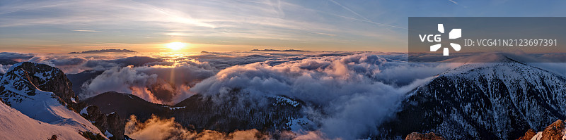 日落时分雪山全景图片素材