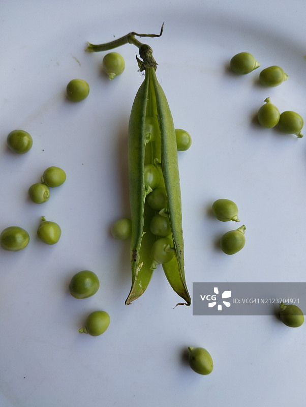 桌子上绿色豌豆特写图片素材