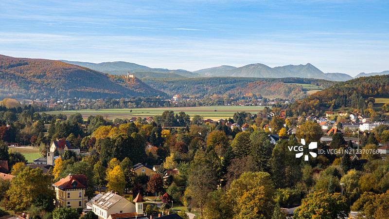 高角度的城市景观对着天空图片素材