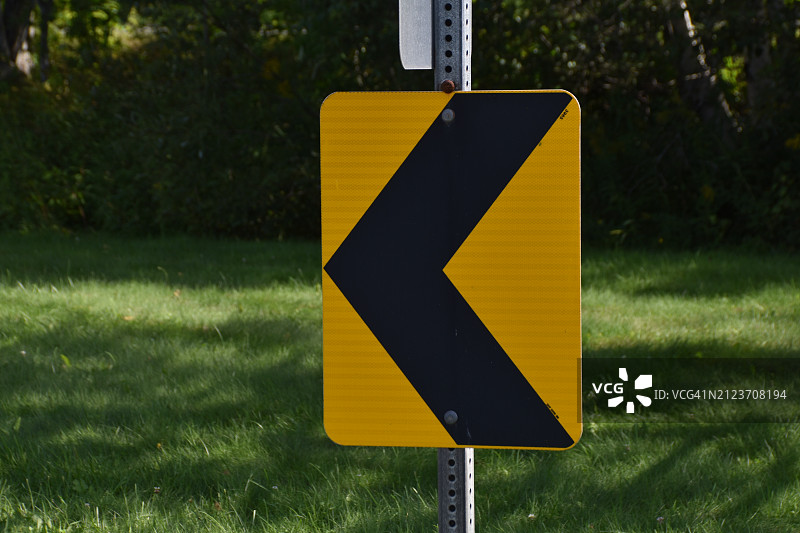 田野上的信息标志特写图片素材