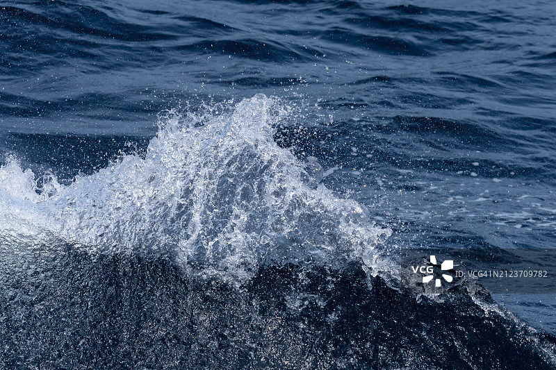 海浪拍打海面（高角度拍摄）图片素材