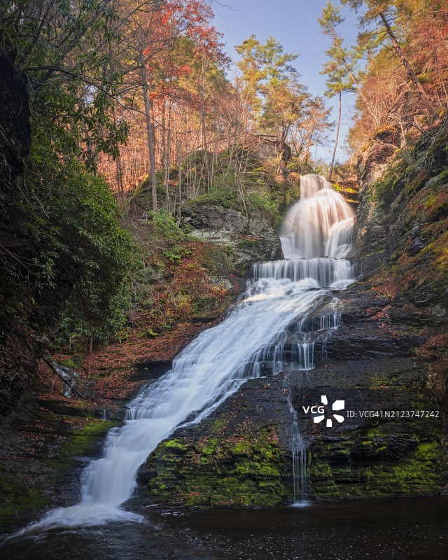 美国宾夕法尼亚州特拉华水峡秋季森林瀑布的壮丽景色图片素材