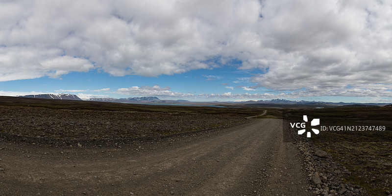 空旷的道路映着天空图片素材