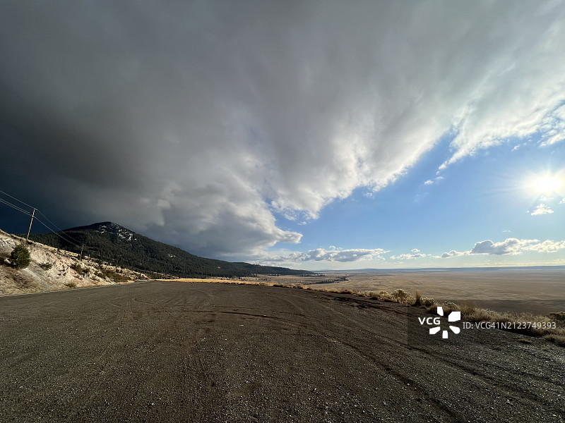 莫多克县加利福尼亚州道路的壮丽景色图片素材