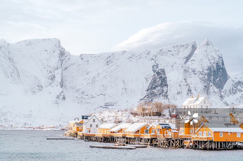 雪山与天空下的壮丽海景图片素材