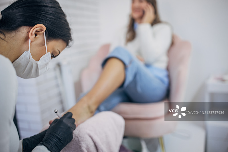 美容院正在进行的足部护理图片素材