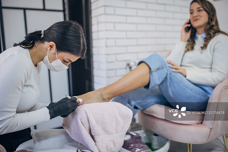 美容院正在进行的足部护理图片素材