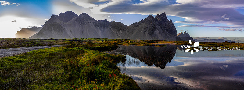 湖光山色与天空相映成趣图片素材