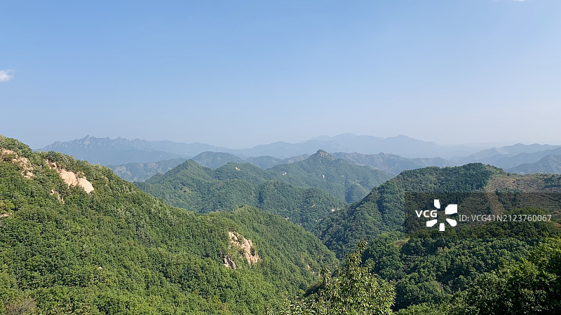 中国河北承德的晴空山景图片素材