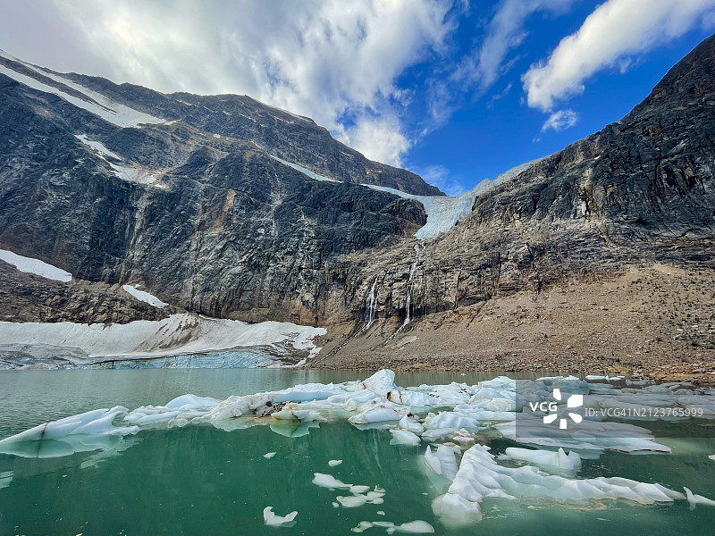 白雪皑皑的群山映衬着天空，湖边景色优美图片素材