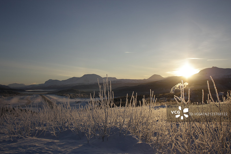 日落时田野对着天空的风景图片素材