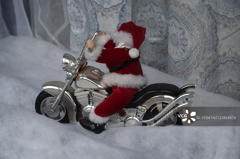 骑摩托车的圣诞老人摆件图片素材