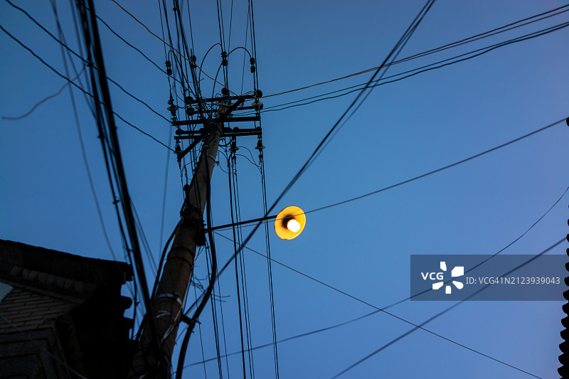 黄昏时分缠绕的电线和路灯图片素材