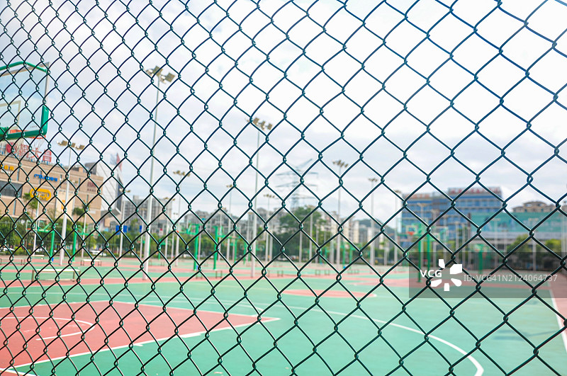 篮球场围栏，中国广东江门篮球场铁丝网图片素材