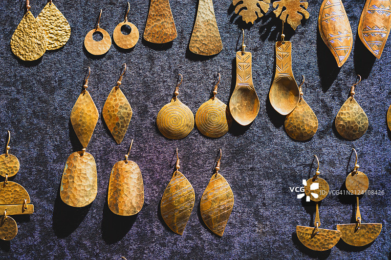 艾本哈杜，摩洛哥纪念品商店里的黄铜耳环图片素材