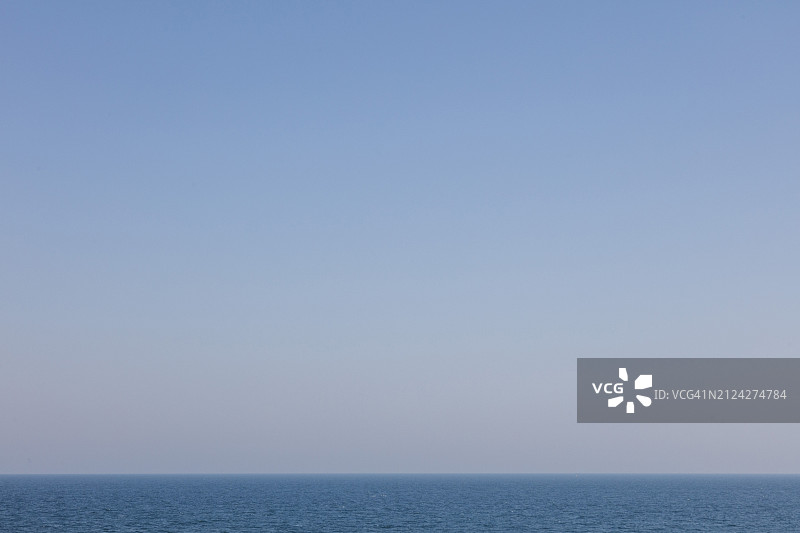 地平线上方的晴朗蓝天图片素材