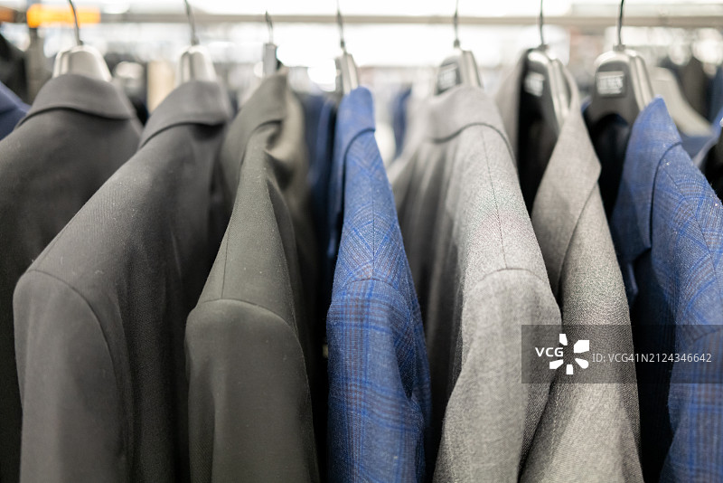 零售店里的一排男士西装图片素材