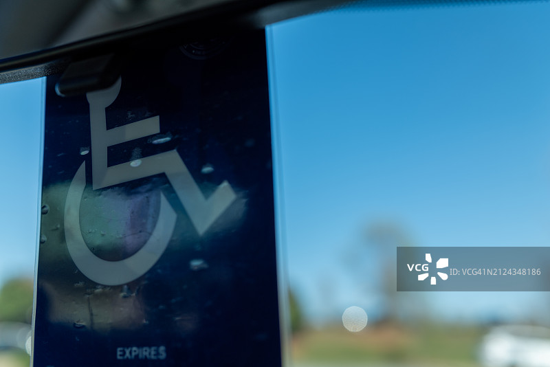 挂在车窗上的残疾人停车证图片素材