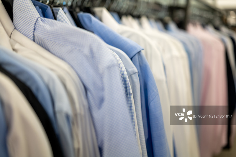 零售店男士衬衫衣架图片素材