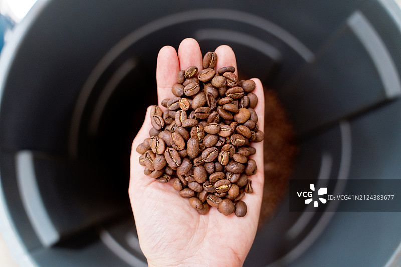 咖啡农筛选咖啡豆的手部特写图片素材