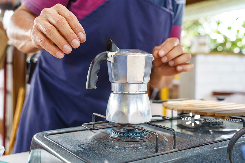 哥伦比亚农民在传统厨房炉灶上煮咖啡的特写图片素材