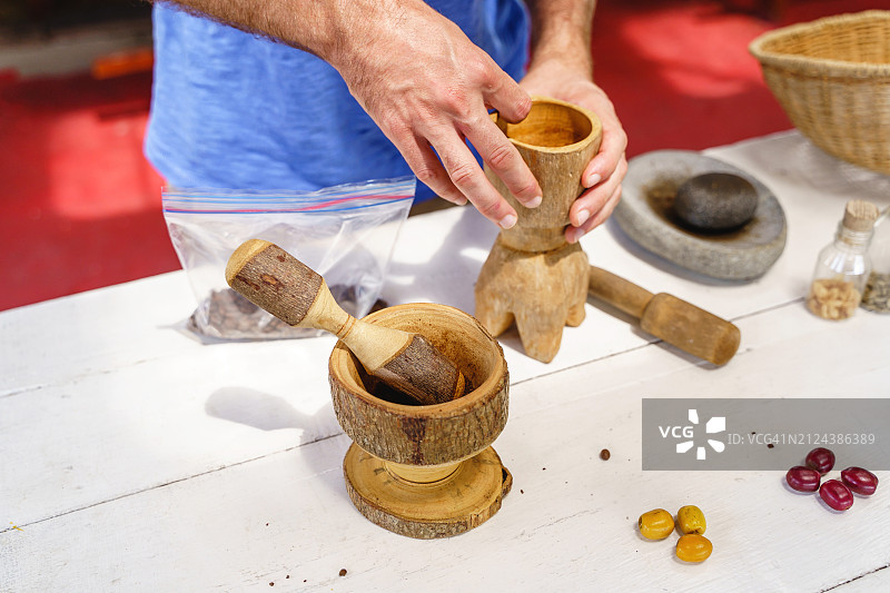 无法辨认的农民在传统厨房里手工研磨咖啡豆的特写图片素材