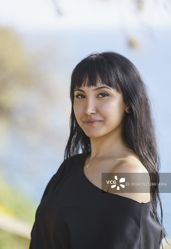 中东年轻女子微笑特写图片素材