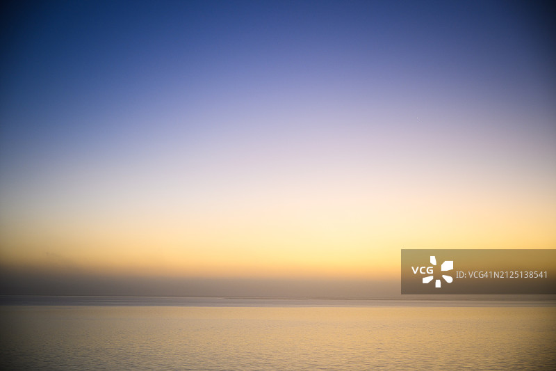 南非西海岸Lagebaan泻湖平静水面上日出前的黎明天空，教堂港图片素材