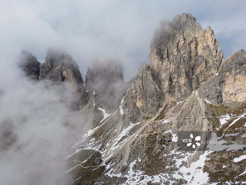 意大利威尼托贝卢诺省多洛米蒂山秋季雪山航拍景色图片素材