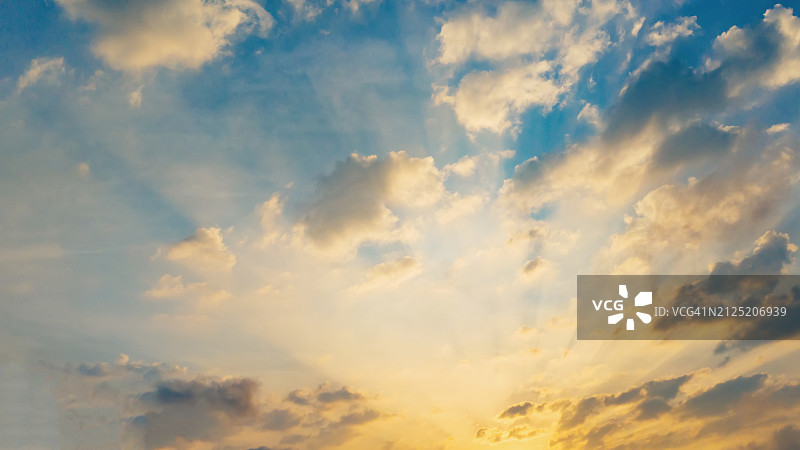 哥斯达黎加云影在天空形成线条的壮丽日出图片素材