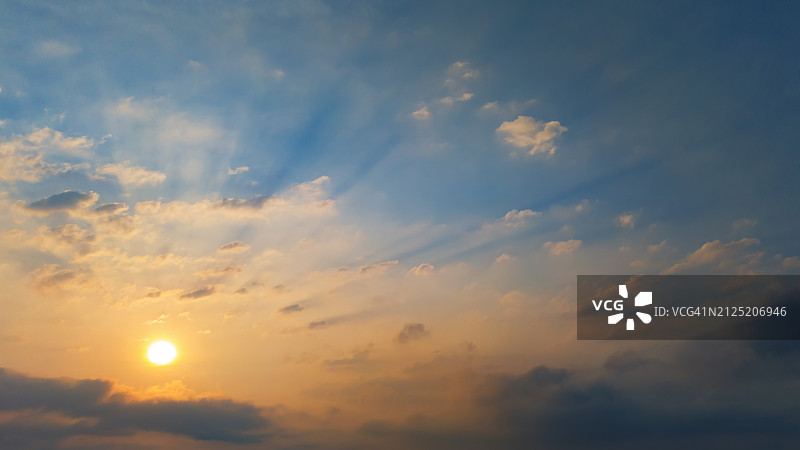 哥斯达黎加云影在天空形成线条的壮丽日出图片素材