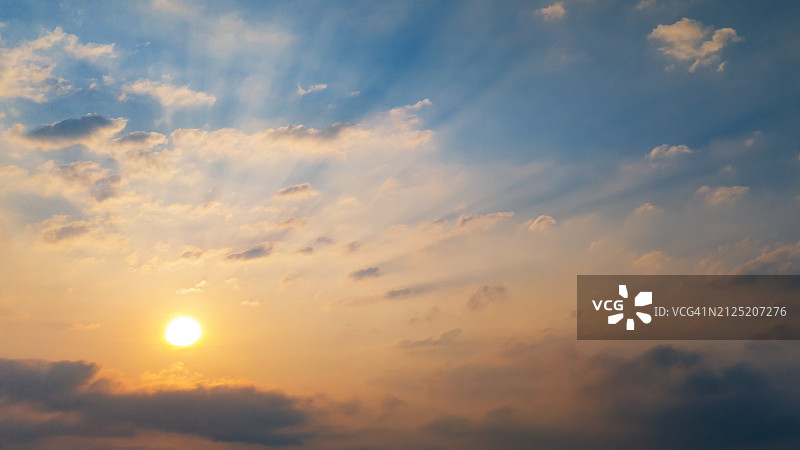 哥斯达黎加云影在天空形成线条的壮丽日出图片素材