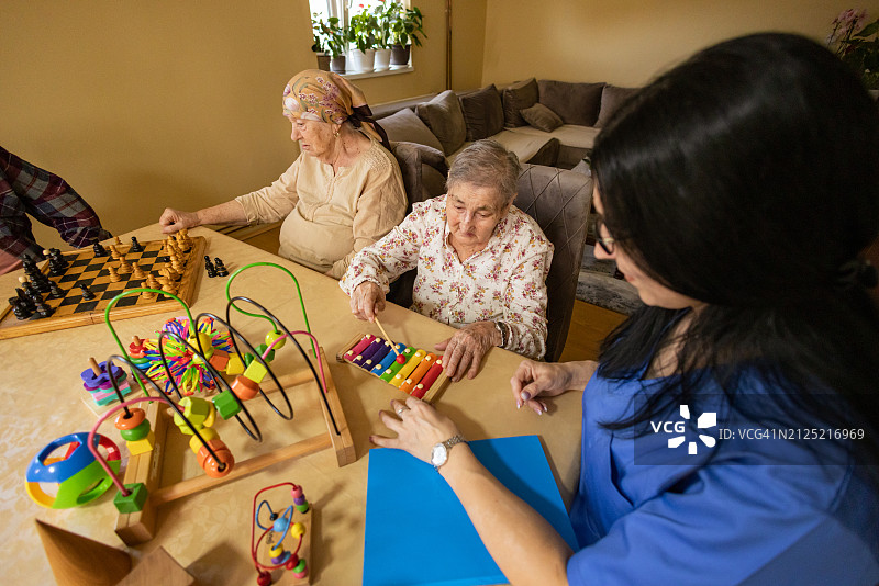 护士观察老人的记忆游戏图片素材