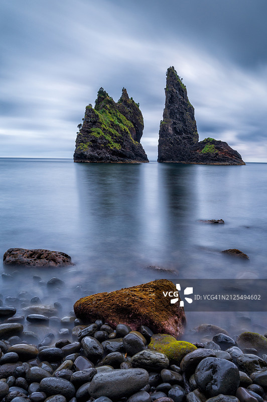 葡萄牙亚速尔群岛弗洛雷斯岛阿拉戈阿湾：罕见自然美景的黑色沙滩和圆形石头海景或海岸风光旅游胜地图片素材
